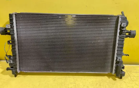 Opel Zafira B Coolant radiator 