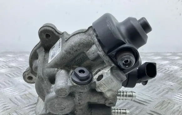 Volkswagen Golf VII Fuel injection high pressure pump 04L130755D