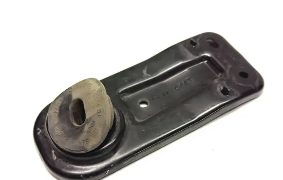 Ford Mustang VI Radiator mount bracket JR338K202AA
