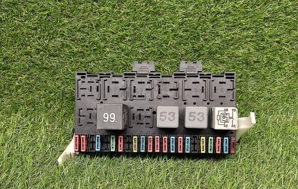 Volkswagen PASSAT B3 Fuse module 357937039