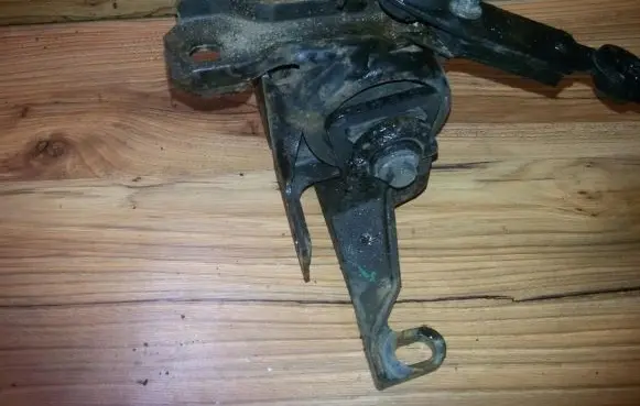 Ford Mondeo MK II Engine mount bracket 97bb7m124aa