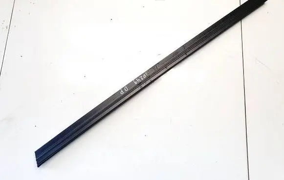 Skoda Octavia Mk2 (1Z) Front door glass trim molding 1z0837479a