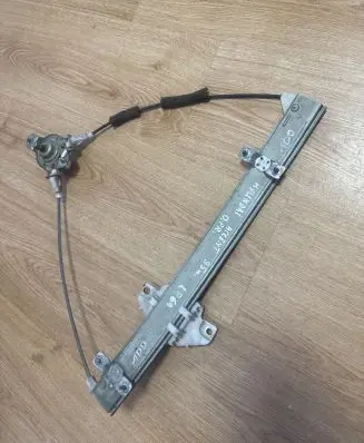Hyundai Accent Front door manual window regulator 