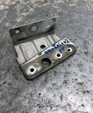 Nissan Qashqai+2 Fender mounting bracket