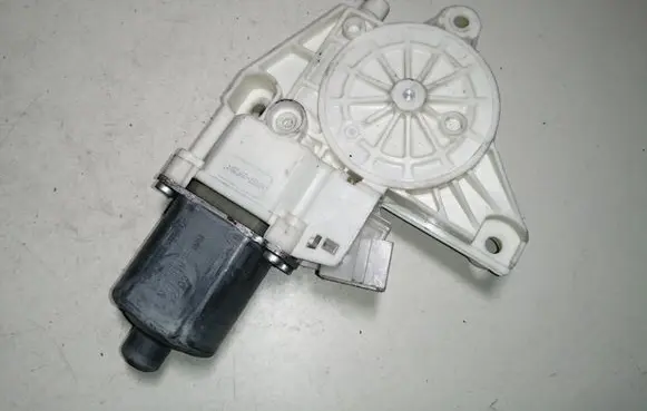 Mercedes-Benz C W204 Front door window regulator motor A2048200142 0130822503