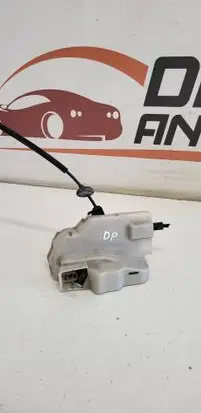 Volkswagen Touran I Front door lock 25101