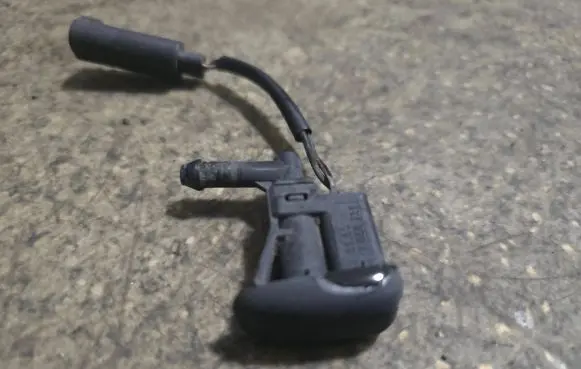 BMW 3 E46 Windshield washer spray nozzle 7056731