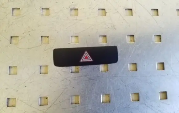 Volkswagen PASSAT B7 Hazard light switch 9535091QB