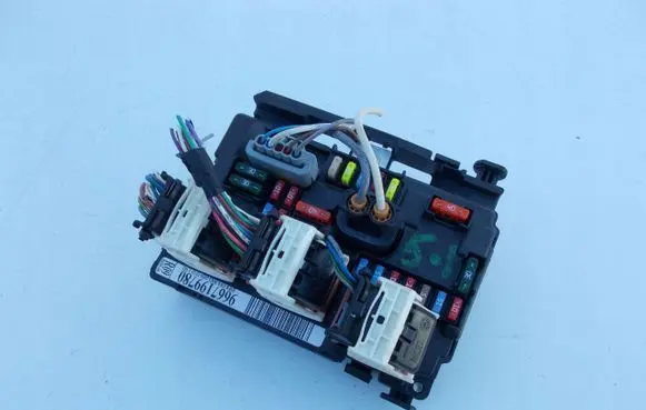 Citroen C3 Fuse module 9667199780