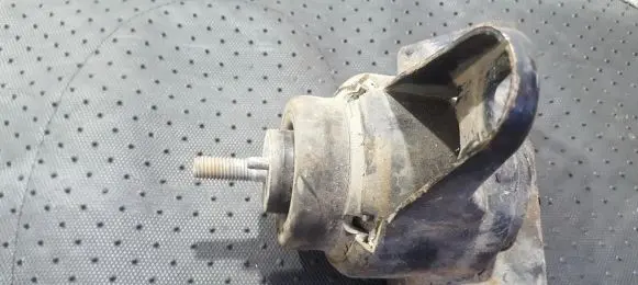 Ford Mondeo MK II Engine mount bracket