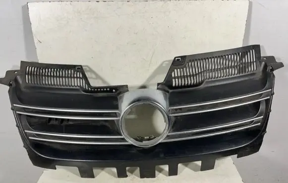 Volkswagen Jetta V Front bumper upper radiator grill