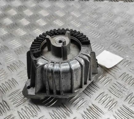 Mercedes-Benz CLS C218 X218 Engine mount bracket A2122404117