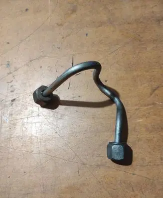 Nissan Juke I F15 Fuel injector supply line/pipe 