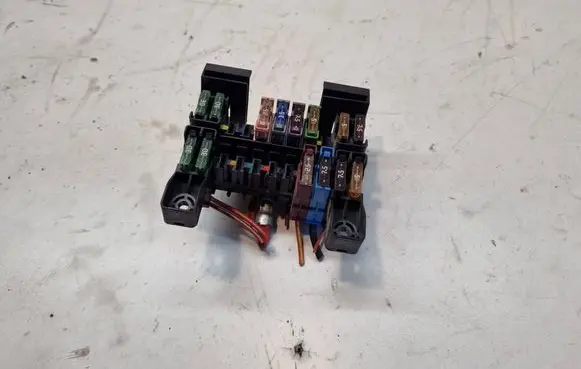 Mercedes-Benz CLS C219 Fuse box set 13943281 2115450301