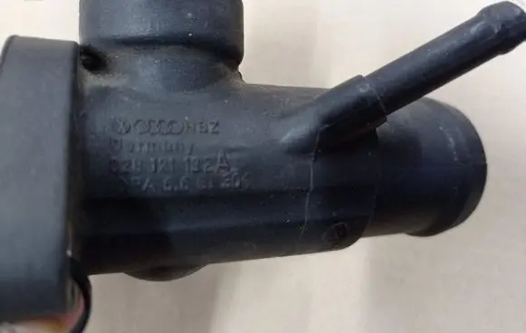 Volkswagen PASSAT B5 Engine coolant pipe/hose 028121132