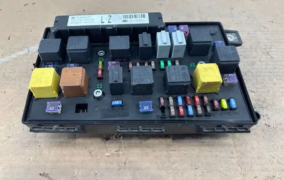 Opel Astra H Fuse module 5DK00946470 13285621M 13285621