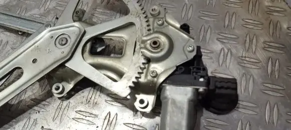 Toyota Prius (XW20) Front door window regulator motor 8572035140 85720-35140
