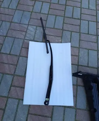 Front wiper blade arm