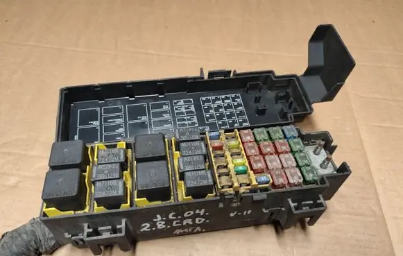 Jeep Cherokee III KJ Fuse module 56009972AJ AWGS079300009