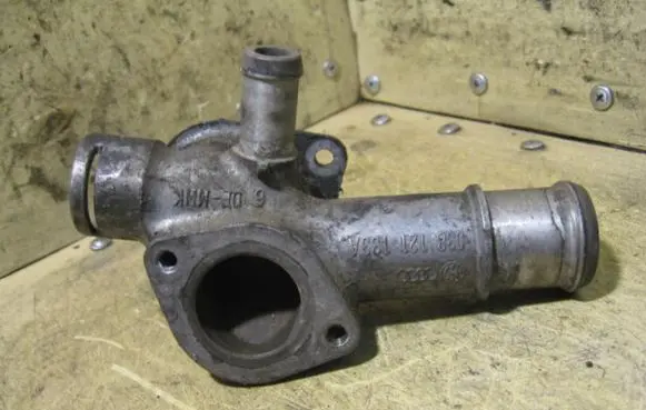 Volkswagen PASSAT B5 Engine coolant pipe/hose 038121133A