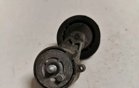 Audi A6 C7 Generator/alternator belt tensioner 06E903133M