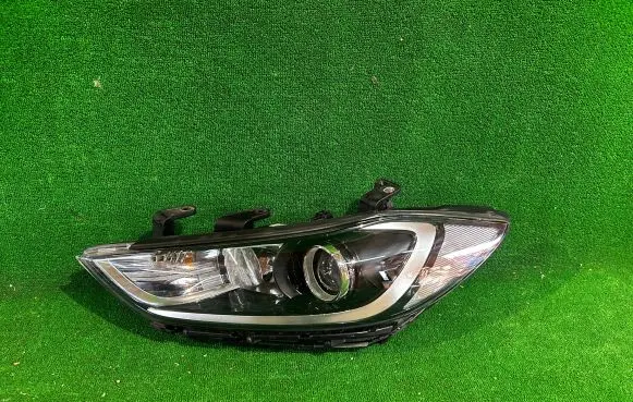 Hyundai Elantra VI Headlight/headlamp