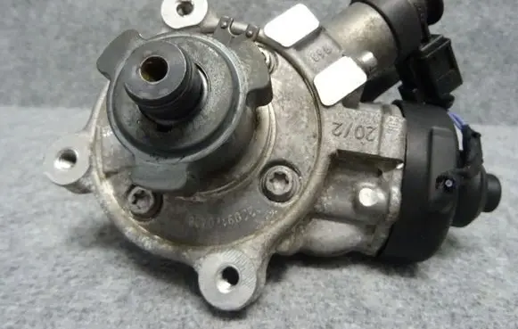 Audi A3 S3 8V Fuel injection high pressure pump 04L130755E