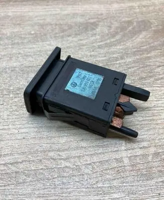 Volkswagen Golf IV Windscreen/window heater switch 1J0959621C
