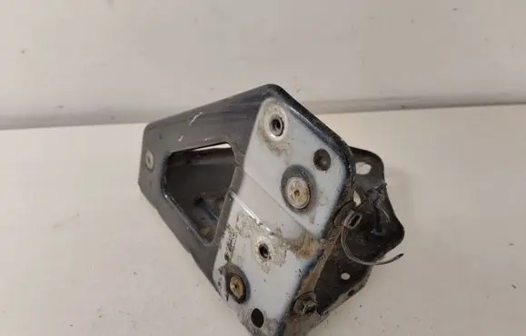 Audi A6 S6 C6 4F Fender mounting bracket 4F0821135