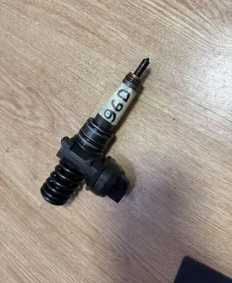 Volkswagen PASSAT B6 Fuel injector 038130073BQ 0414720312