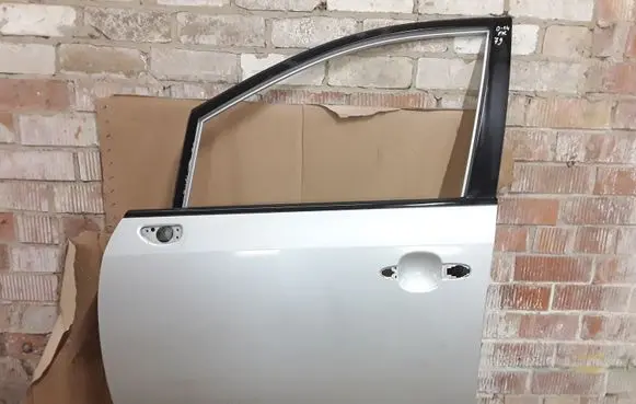 KIA Carens II Front door