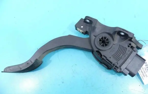 Accelerator throttle pedal