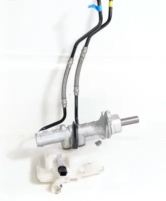 Renault Trafic III (X82) Master brake cylinder 460913484R 93868496
