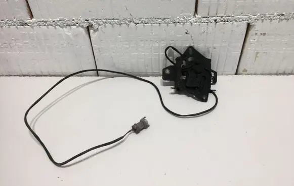 Volkswagen PASSAT B5 Engine bonnet/hood lock/catch 3B0823509M