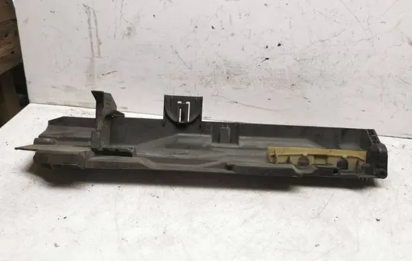 BMW 1 E81 E87 Radiator mount bracket 17107524914 11074810