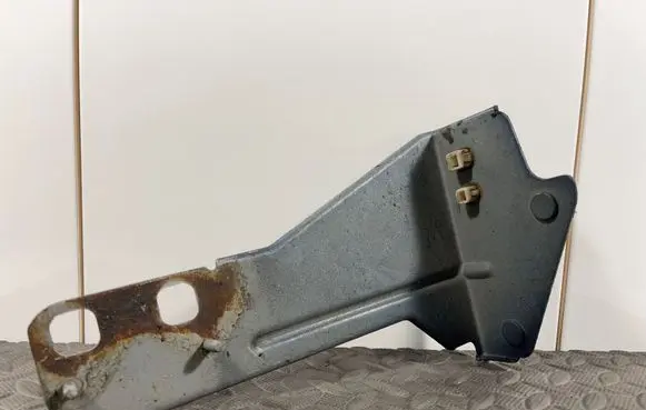 Nissan X-Trail T30 Headlight/headlamp mounting bracket 62216