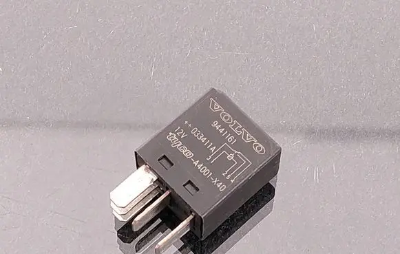 Volvo V70 Hazard warning light relay 9441161