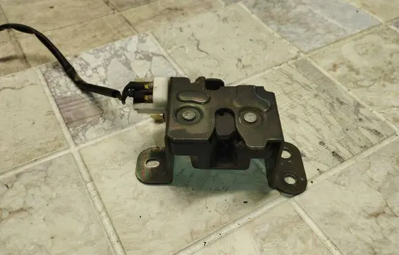 Hyundai Santa Fe Tailgate window lock/catch/latch 
