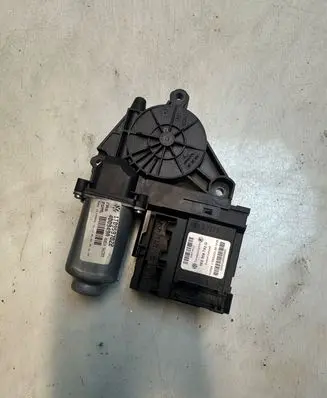 Skoda Octavia Mk2 (1Z) Front door window regulator motor 1T0959702