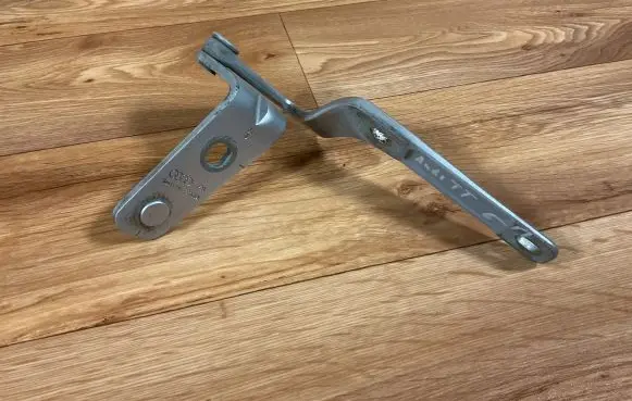 Audi TT Mk1 Tailgate/trunk/boot hinge 8N8827300