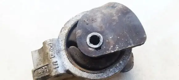 Volvo S40, V40 Engine mount bracket 3318030