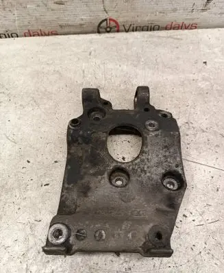 Engine mounting bracket