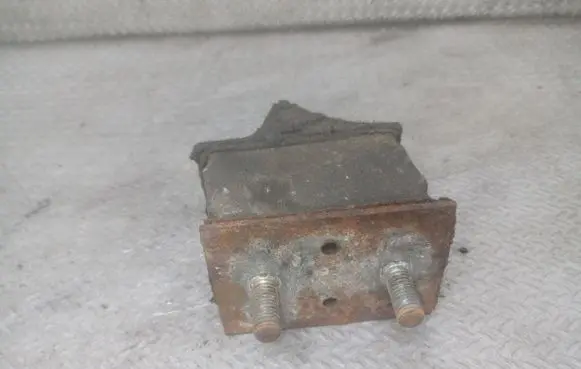 Volkswagen II LT Engine mount bracket