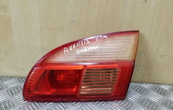Toyota Avensis T220 Tailgate rear/tail lights