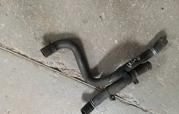 Engine coolant pipe/hose