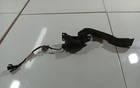 Accelerator throttle pedal