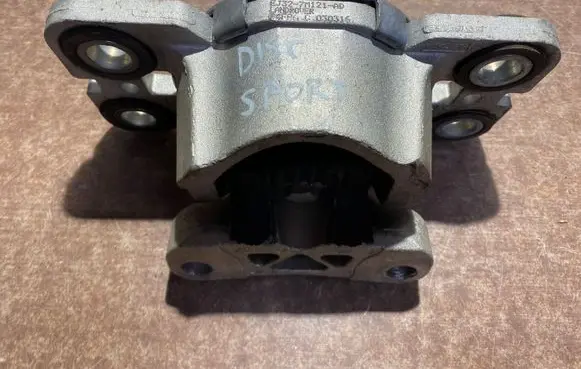 Land Rover Discovery Sport Engine mount bracket EJ327M121AD