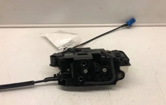 Volkswagen PASSAT CC Rear door lock 5N0839016H