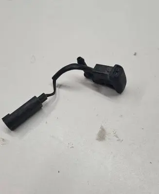 BMW X3 E83 Windshield washer spray nozzle 7110851