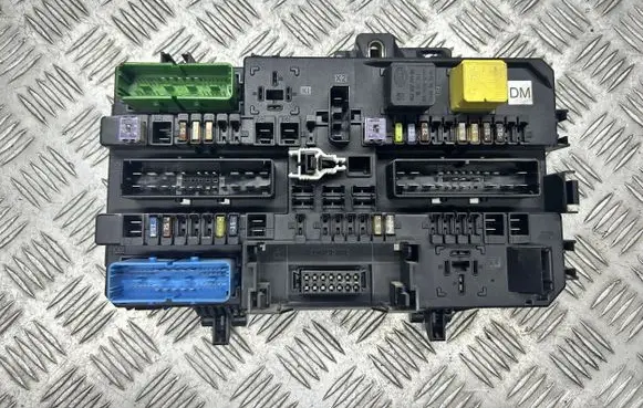 Opel Astra H Fuse module 13181276 5DK00866902